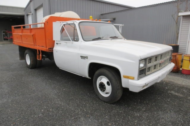 1981 GMC Pickup VINYL in White / Orange — front three-quarter view
